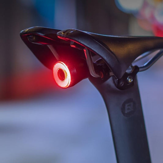 Lumină spate LED cu senzor de frână inteligent - Ideală pentru trasee urbane și sportive 