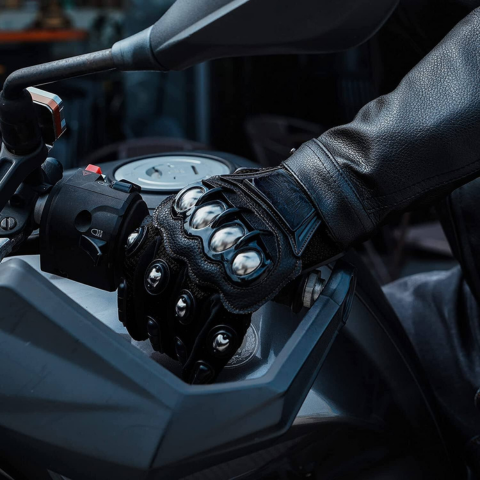 Motocyklové rukavice s vyztuženými chrániči – ideální pro silnici a terén 